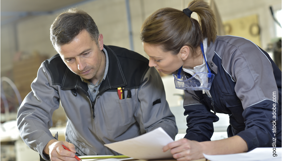 Zwei Handwerker - Unternehmer und Unternehmerin -  beraten sich.