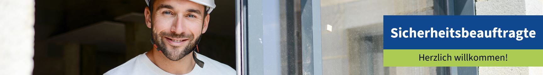 Ein Mann steht am Fenster und lächelt.